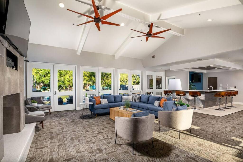 Apartment Shabby Chic King & 2 Queen Bed Pool Gym Oceanside