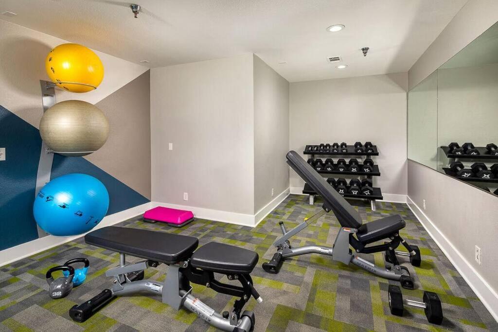 Shabby Chic King & 2 Queen Bed Pool Gym Apartment