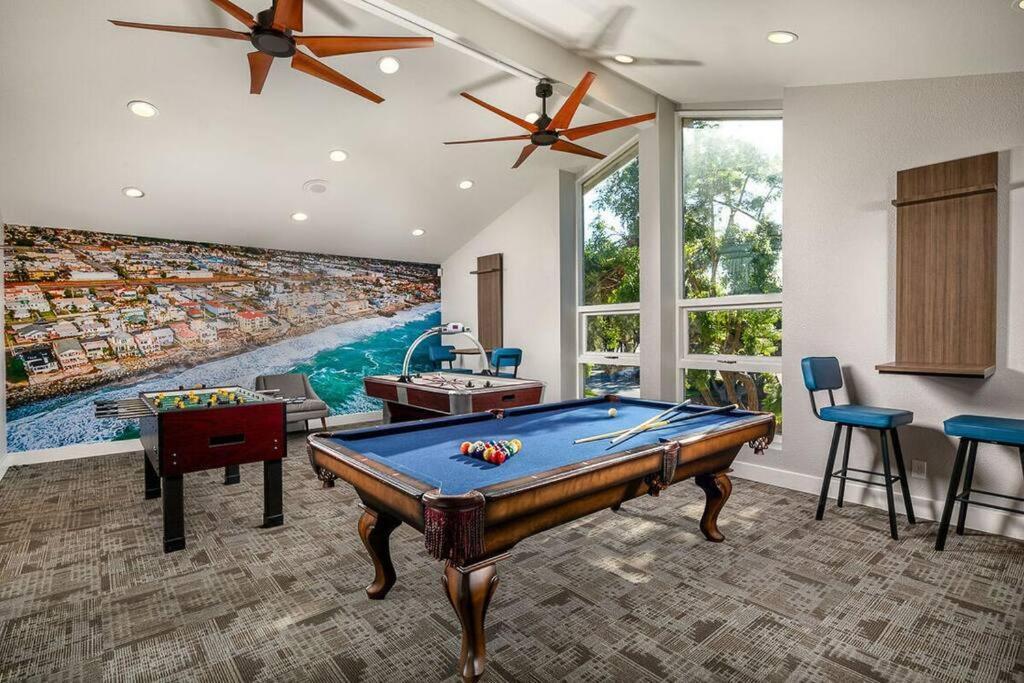 Shabby Chic King & 2 Queen Bed Pool Gym Apartment