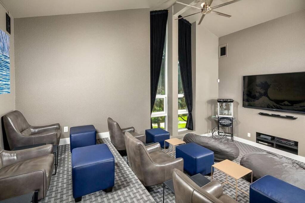Apartment Shabby Chic King & 2 Queen Bed Pool Gym Oceanside