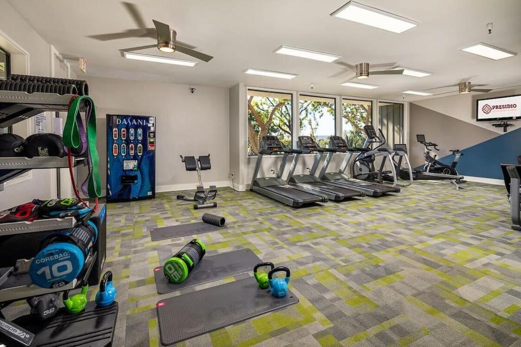 Shabby Chic King & 2 Queen Bed Pool Gym Apartment Oceanside
