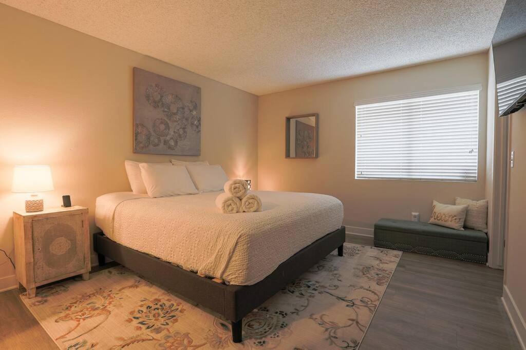 Shabby Chic King & 2 Queen Bed Pool Gym *