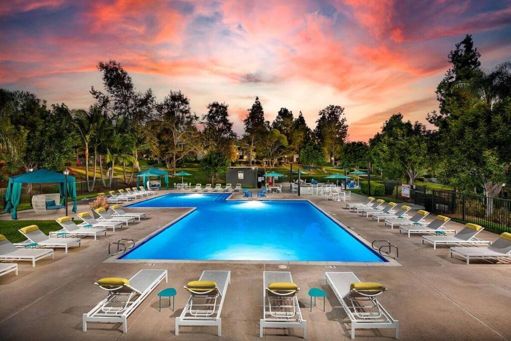 Shabby Chic King & 2 Queen Bed Pool Gym Apartment Oceanside