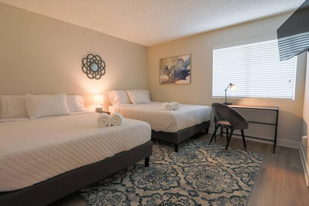 Shabby Chic King & 2 Queen Bed Pool Gym Apartment