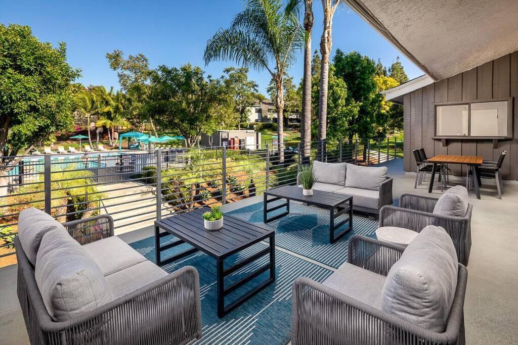 Apartment Shabby Chic King & 2 Queen Bed Pool Gym Oceanside